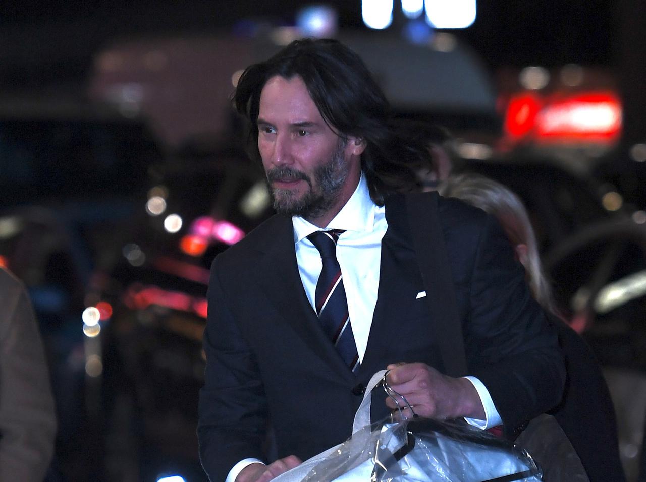 キアヌ・リーブス、トーク番組出演のために「手に持って会場入り」した物がセレブっぽくなさすぎる