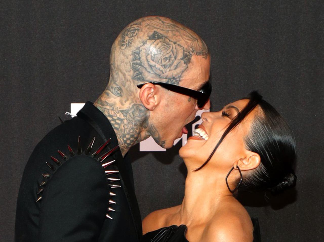 クリスマスに欲しいのは「コートニー・カーダシアンの足」、婚約者が大胆すぎる写真を投稿