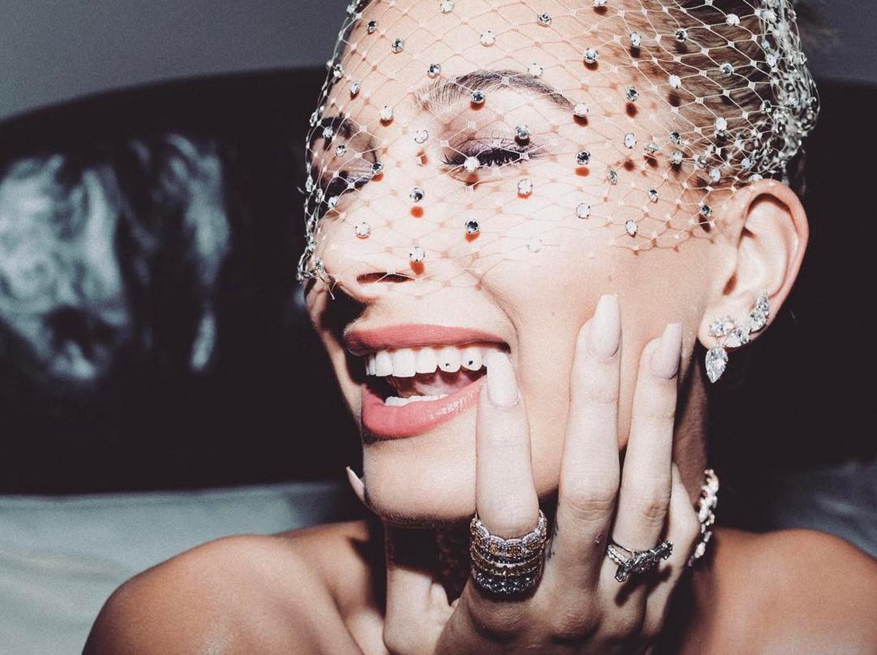 歯をキラキラにデコる「トゥース・ジェム」がリバイバル！セレブが披露したデザイン8選