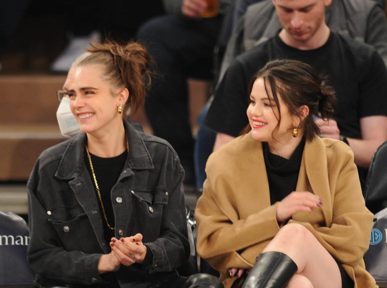 巨大な水彩画タトゥーをゲット！セレーナとカーラがおソロいのタトゥーで距離を縮める