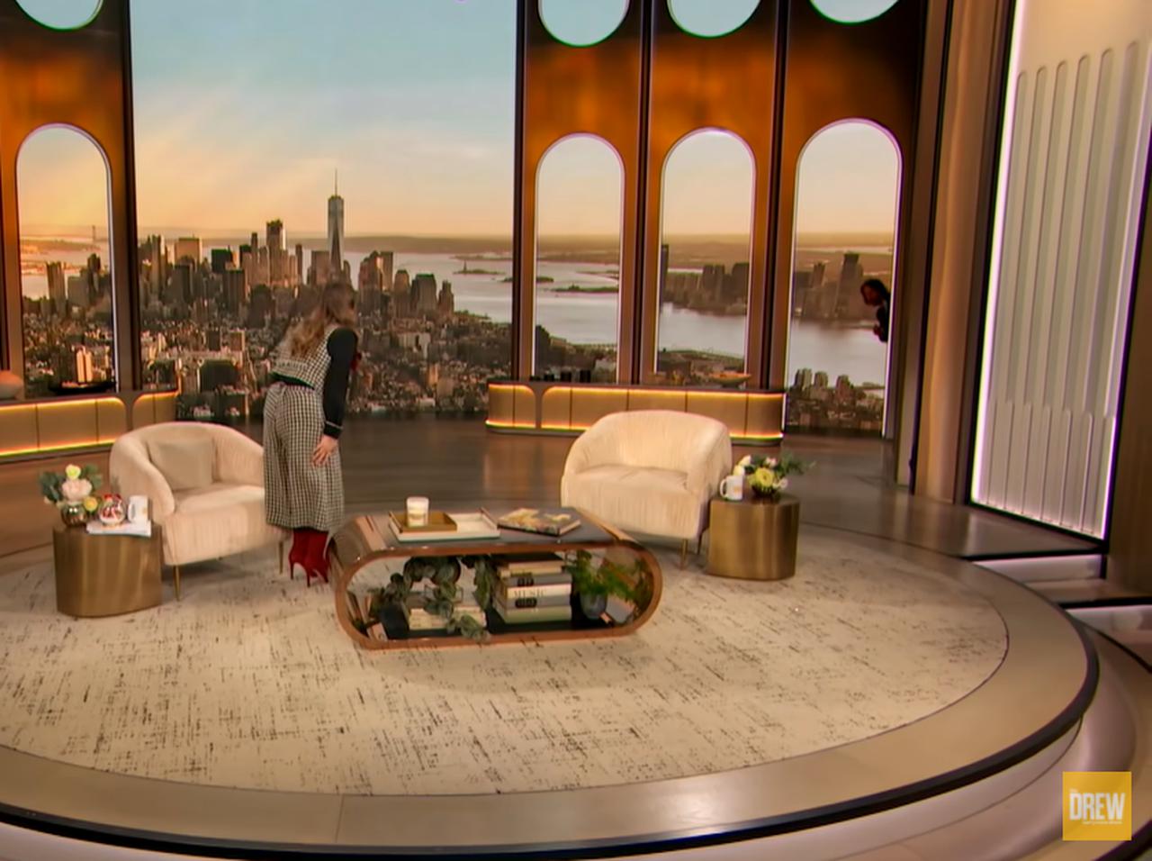 キアヌ・リーブスがドリュー・バリモアと再会、いちいち「親戚のおじさん」感が出てしまう姿はレア!