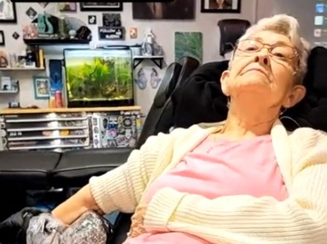 82歳で初タトゥーを入れたおばあちゃん、その時の「反応」がかっけぇ…！