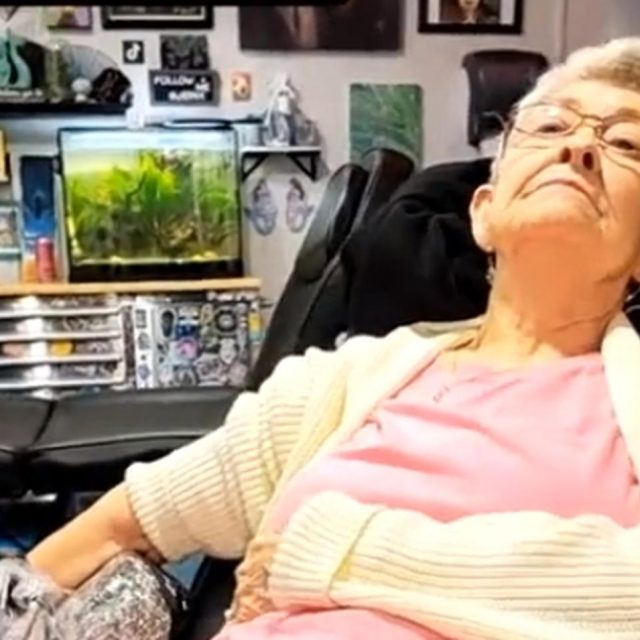 82歳で初タトゥーを入れたおばあちゃん、その時の「反応」がかっけぇ…！