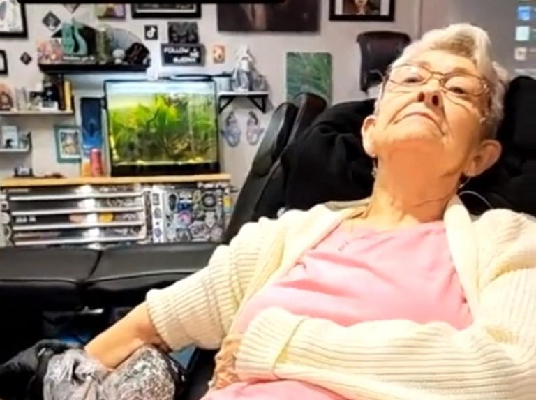 82歳で初タトゥーを入れたおばあちゃん、その時の「反応」がかっけぇ…!
