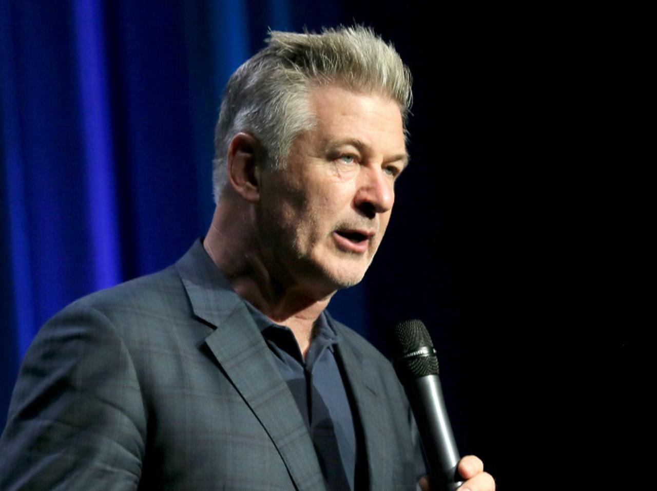 アレック・ボールドウィン、「銃の引き金を引いていない」発言の“矛盾”を警察が指摘