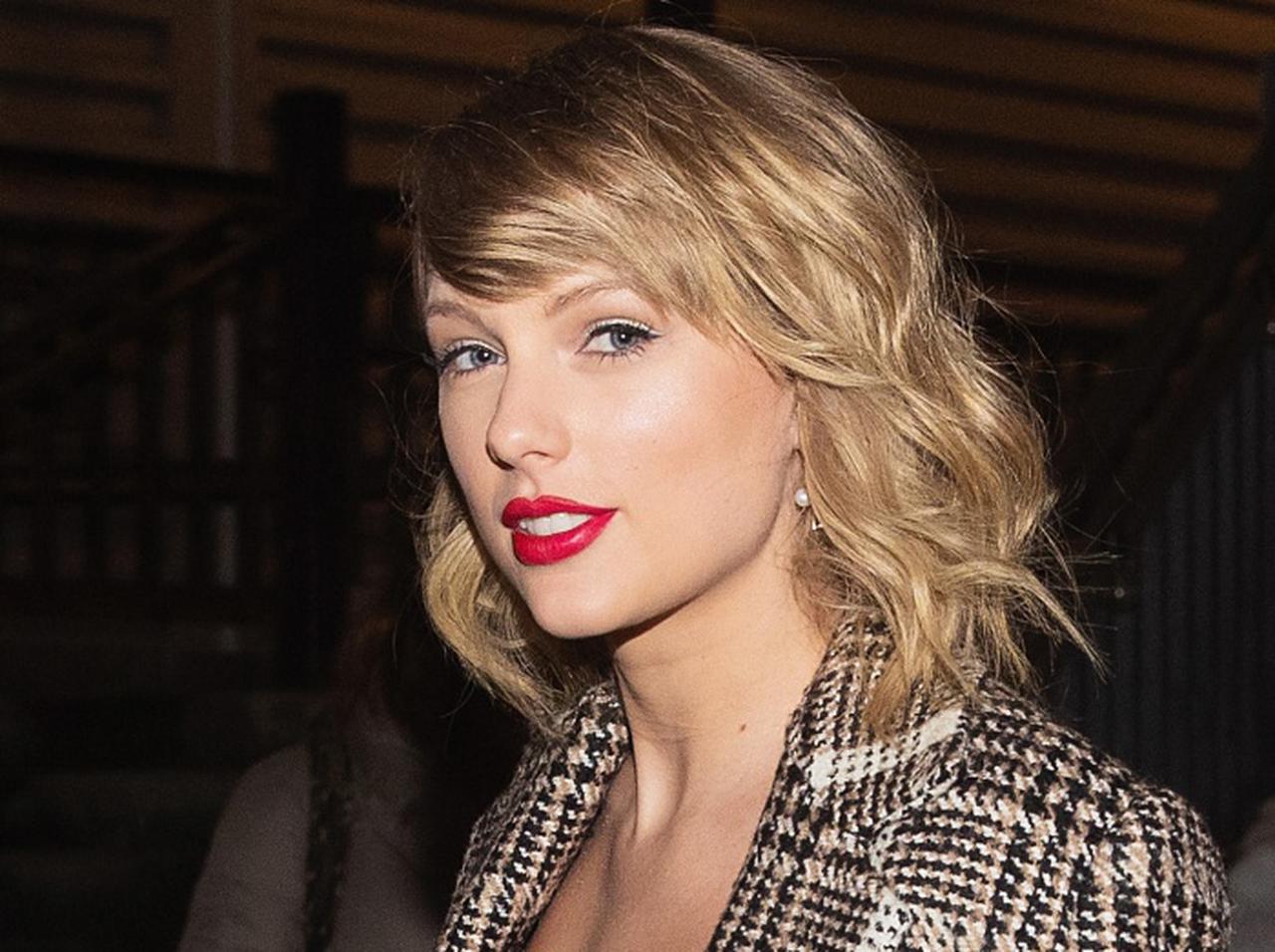 テイラー・スウィフト、「22歳」の愛猫ベンジャミン・バトンにプロモを手伝ってもらう