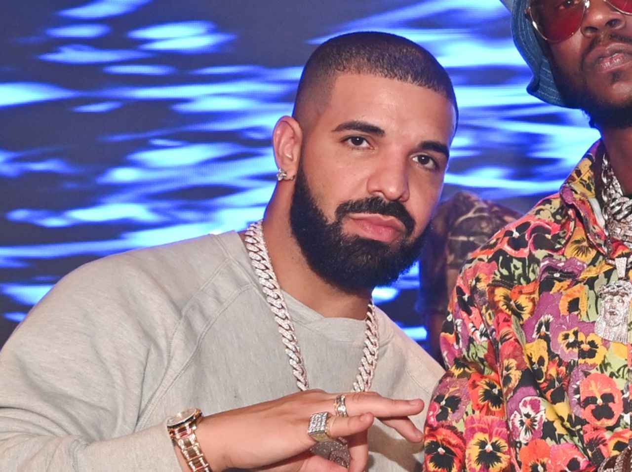 新しいタトゥーは亡き友人ヴァージル・アブローに捧げる、ドレイクが腕にタトゥーをゲット