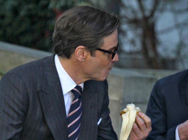 『キングスマン』コリン・ファース、休憩中に「バナナ」を食べていてもキマりすぎる