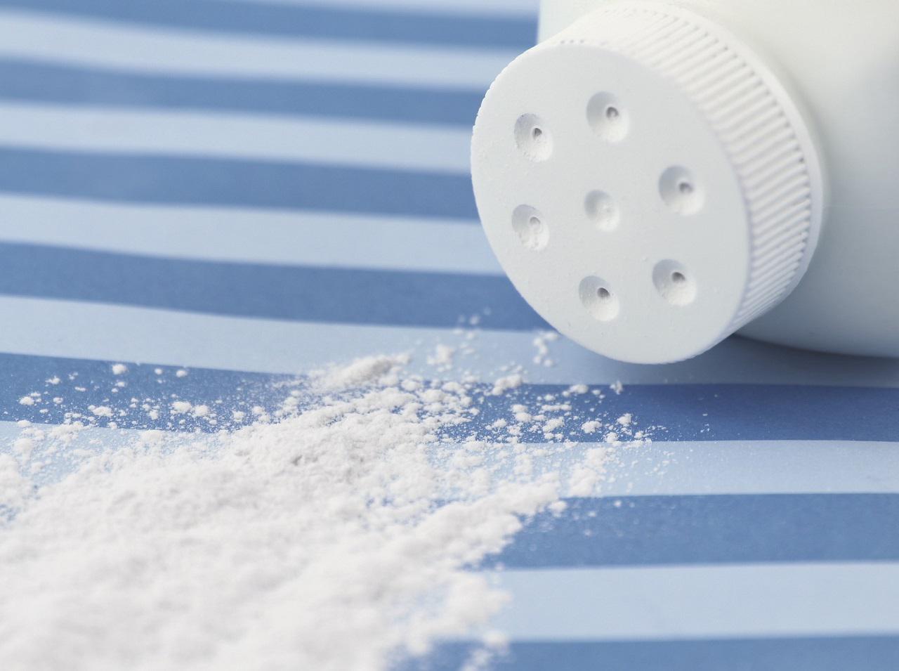 ベビーパウダーはこんなに使える!メイクにもヘアにも大活躍の使い方5選