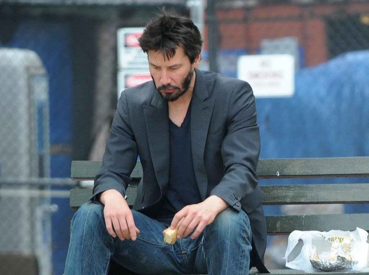 キアヌ・リーブスが“ぼっちキアヌ”の時に「考えていたこと」を告白、しかも替え歌を歌いだす!