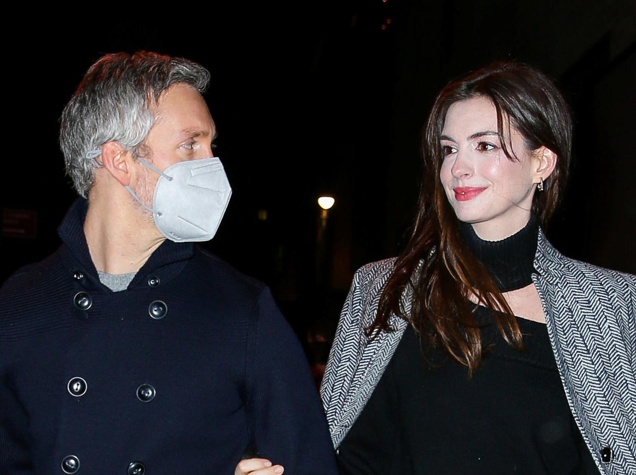 アン・ハサウェイ、夫との冬の「デート服」が可愛すぎる