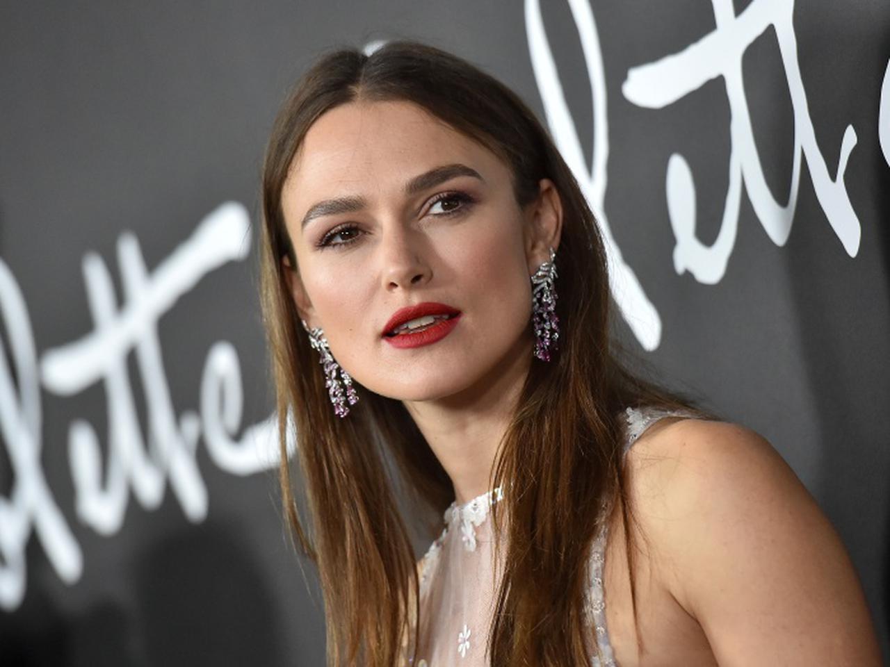 ドレスが上から下まで裂けるハプニングが!キーラ・ナイトレイは“タイミング”に感謝