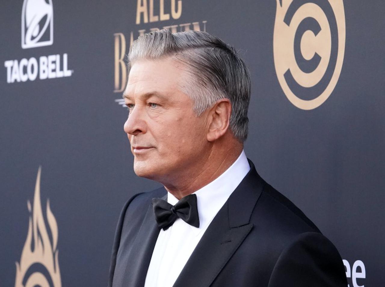 アレック・ボールドウィン、銃誤射事故のあとにスタッフから受け取った「手紙」を公開