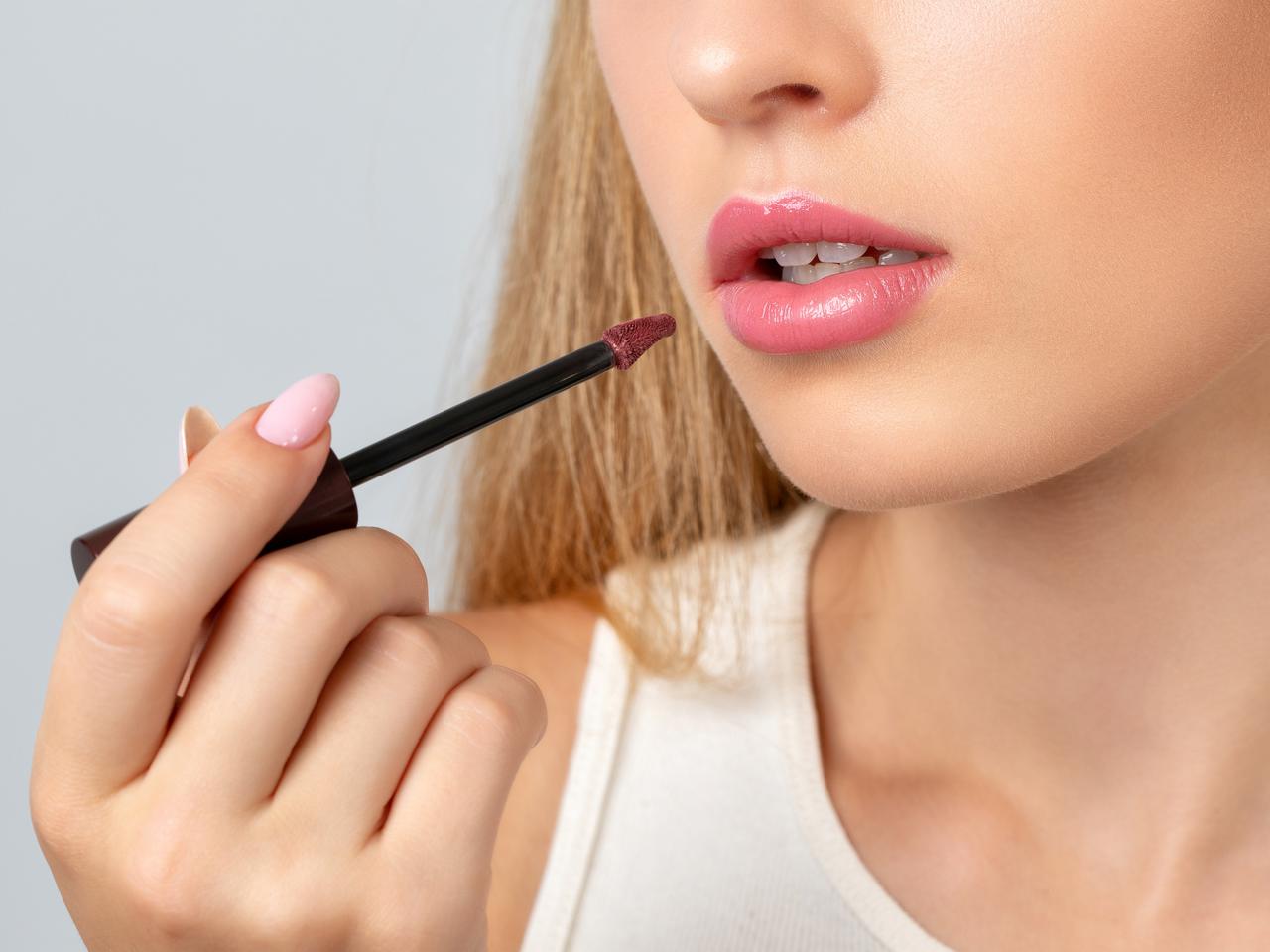 これで差がつく！リップグロスをきれいに仕上げる「ひと手間」とは