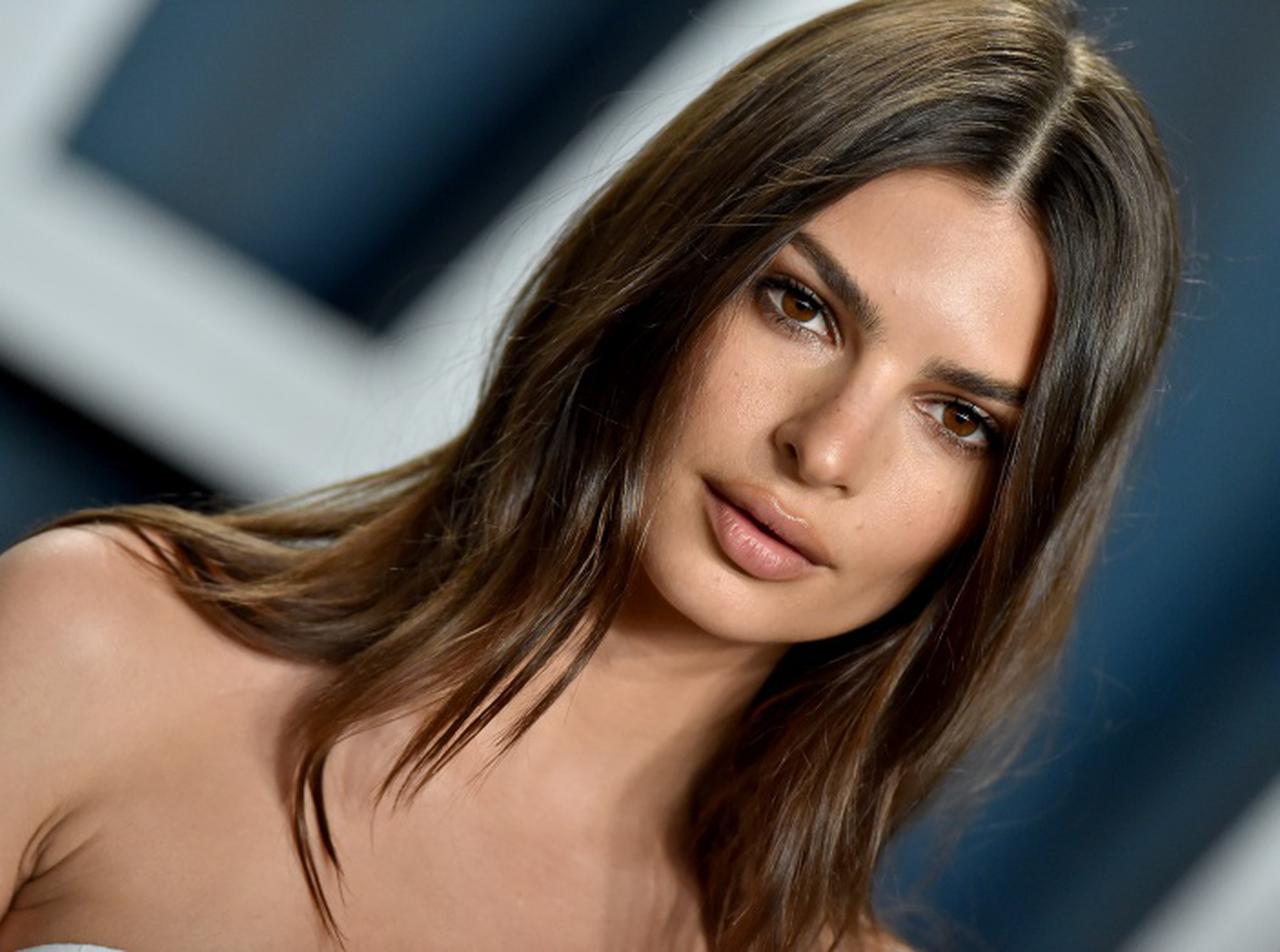 エミリー・ラタコウスキー、ミュウミュウのマイクロミニスカートを履きこなして犬の散歩へ