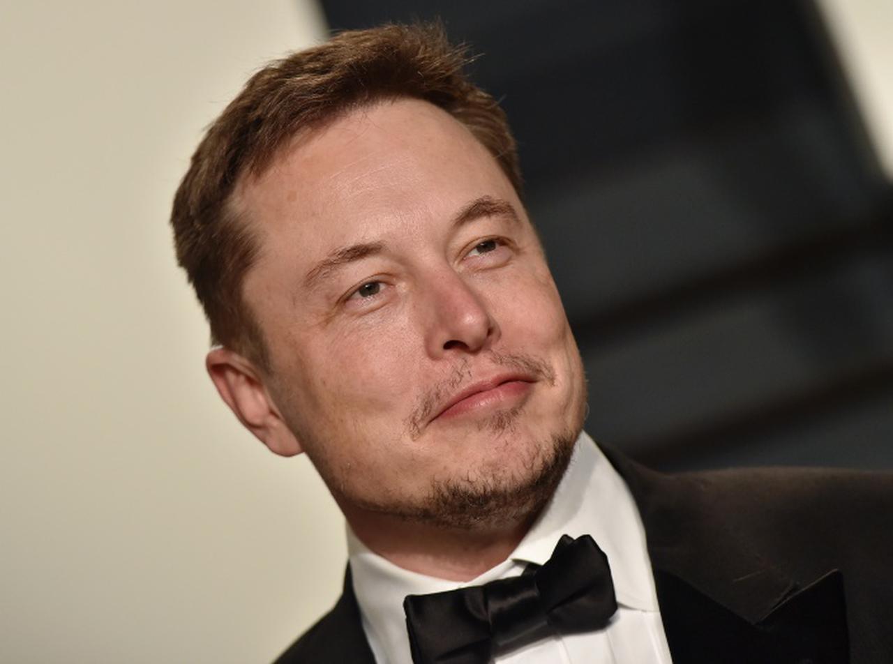 “2021年の顔”となったイーロン・マスク、影響力のある雑誌の撮影時に自分で散髪