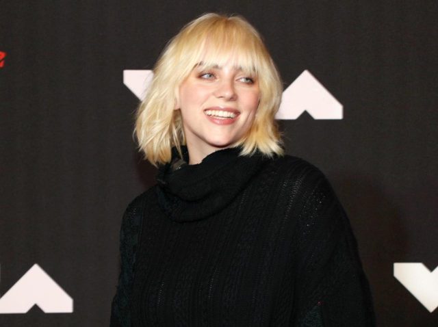 ビリー・アイリッシュ、“絶対領域”を見せたオールホワイトコーデが