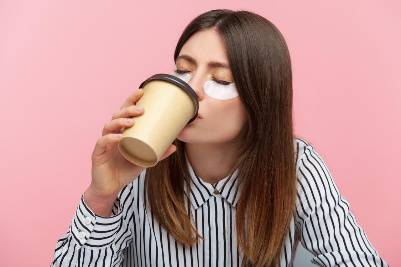 疲れた目元をリフレッシュ!「カフェイン入り」アイクリームで忙しくてもキレイをキープ