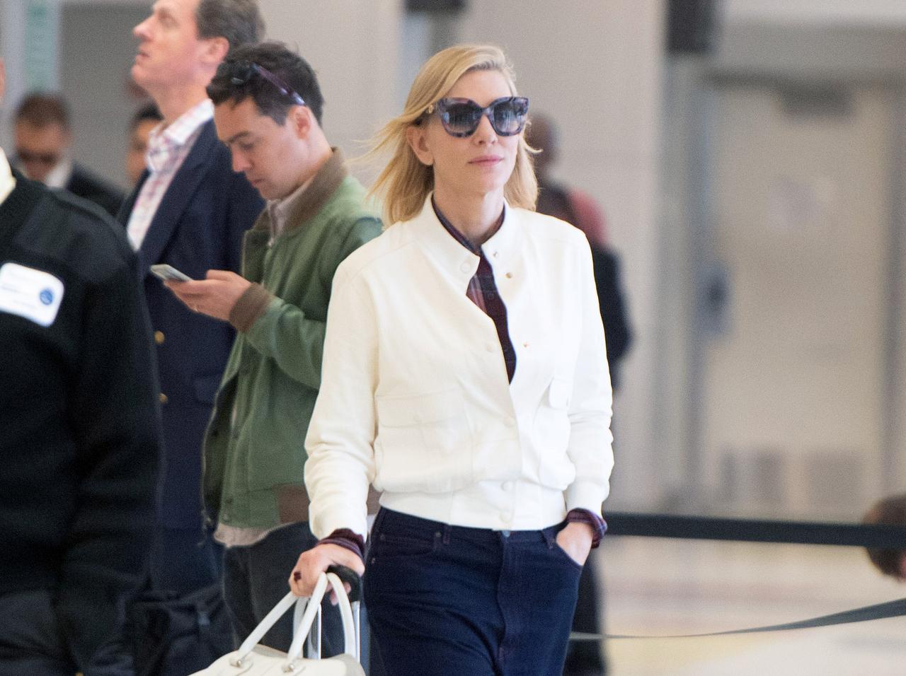 ケイト・ブランシェットが「片手をポケットに突っ込んでいる姿」が美しすぎる件