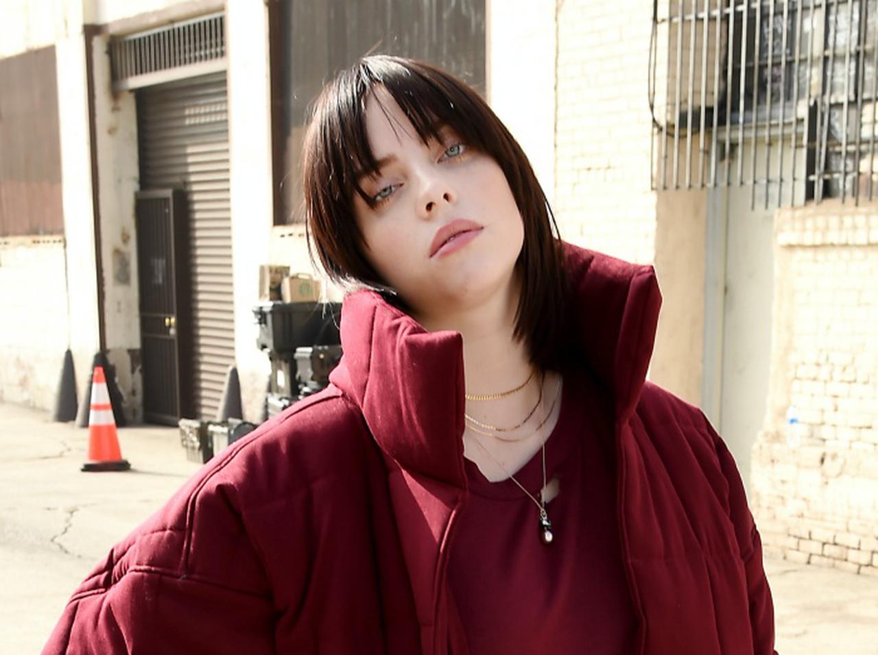 ビリー・アイリッシュ、同業者を“負け犬”呼ばわりした先輩アーティストに「喝」