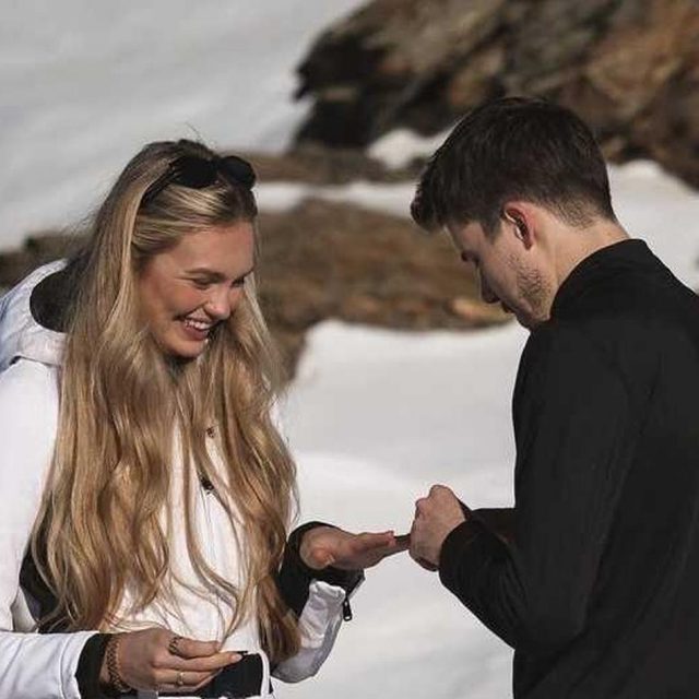 ロミー・ストリドが14歳から交際している恋人とついに婚約！雪山でプロポーズ
