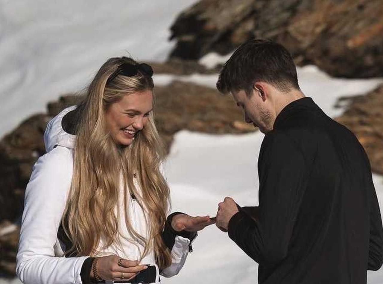 ロミー・ストリドが14歳から交際している恋人とついに婚約!雪山でプロポーズ