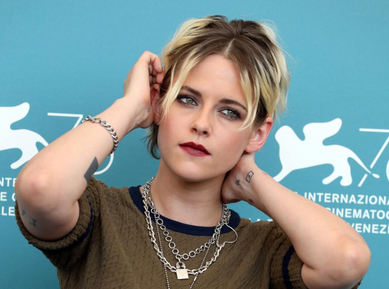 ディズニーランドでペアルック!クリステン・スチュワートと婚約者がおソロい