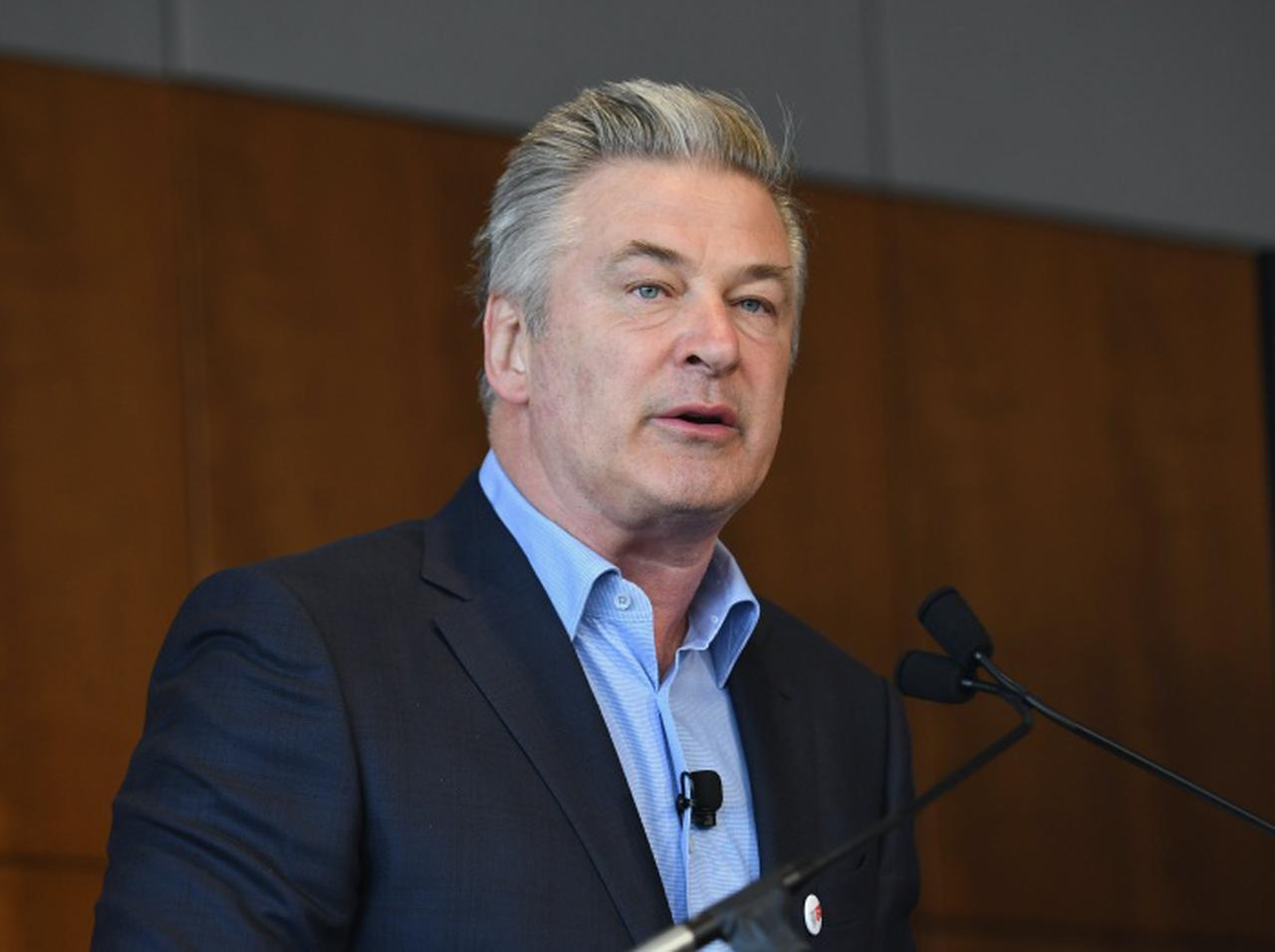 アレック・ボールドウィン、銃誤射事故の捜査で“令状”が出された携帯電話を提出