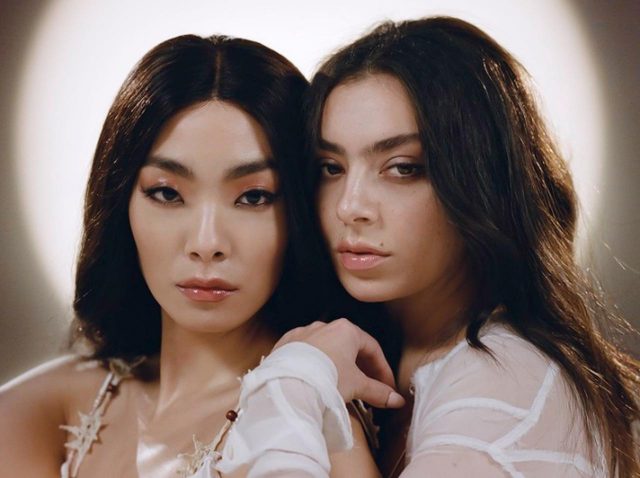 チャーリーXCX、リナ・サワヤマを迎えた新曲「Beg For You」 は離れる時間を惜しむ恋人たちのアンセム