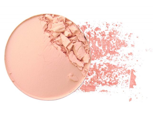 目の下のクマは「ピンクのフェイスパウダー」で隠せる⁉セレブ担当が教えるメイクテクニック