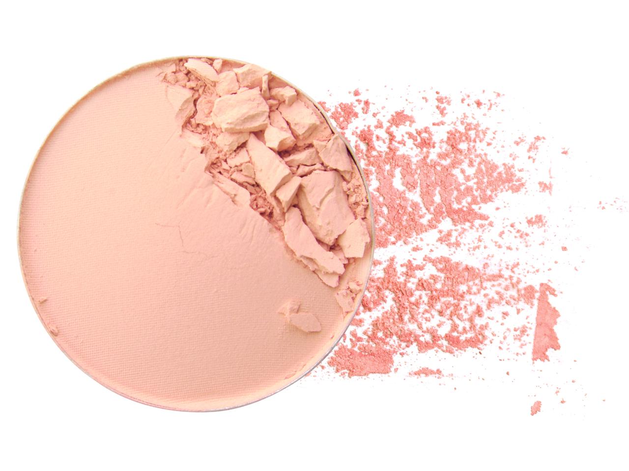 目の下のクマは「ピンクのフェイスパウダー」で隠せる⁉セレブ担当が教えるメイクテクニック