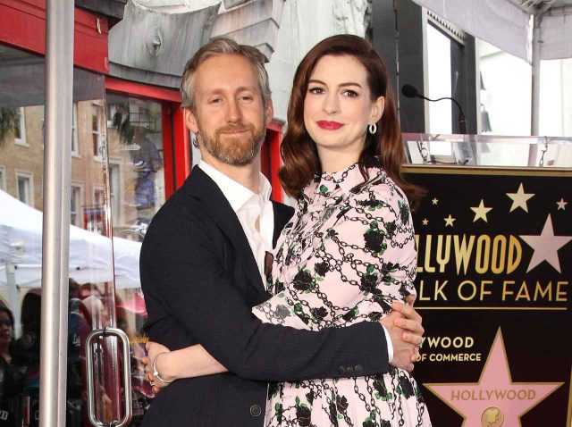 アン・ハサウェイ、夫との「デート」姿がキュートすぎる！