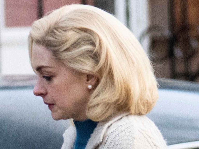 アン・ハサウェイが60年代風ヘアスタイルで金髪に！