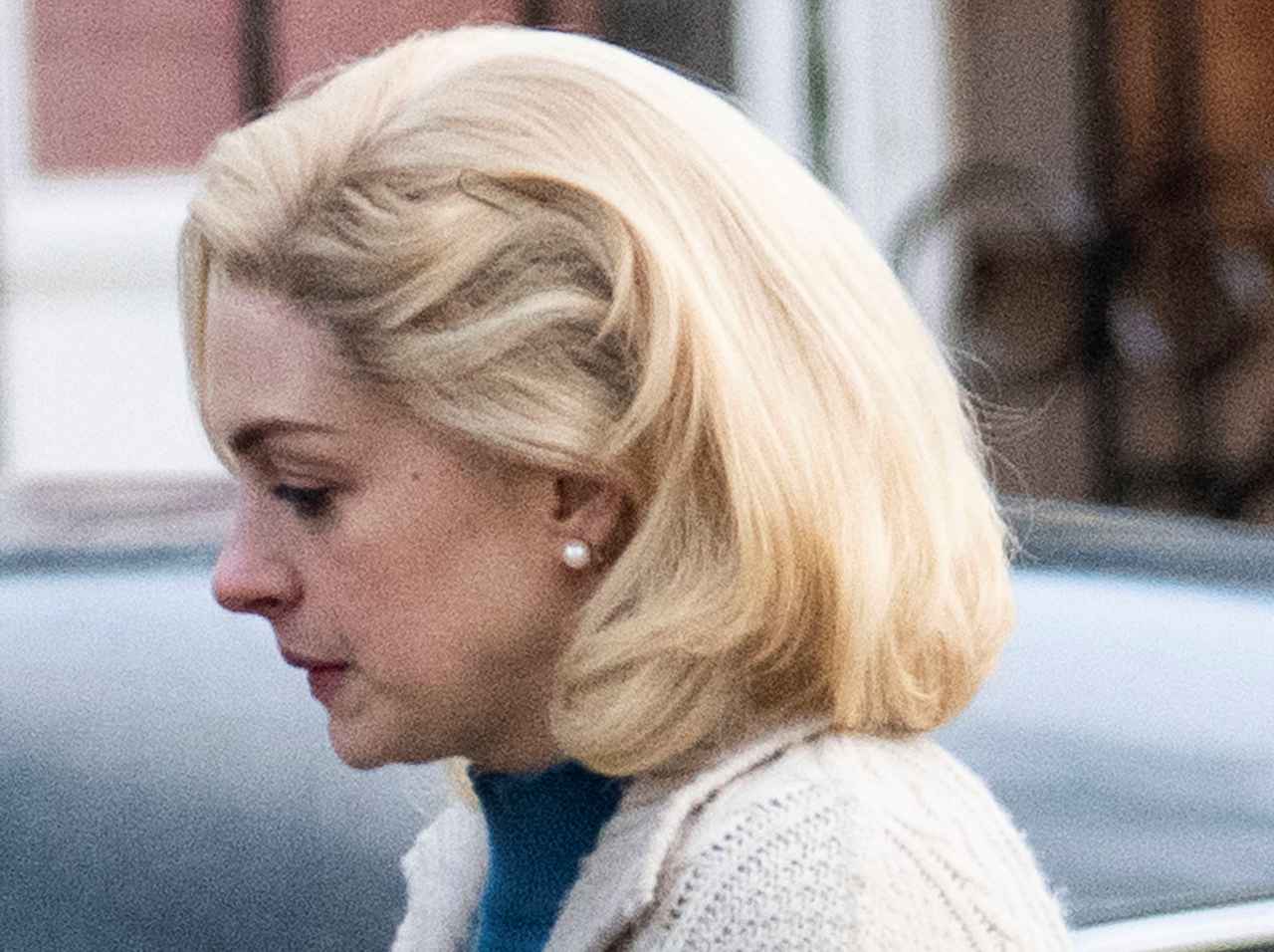 アン・ハサウェイが60年代風ヘアスタイルで金髪に!