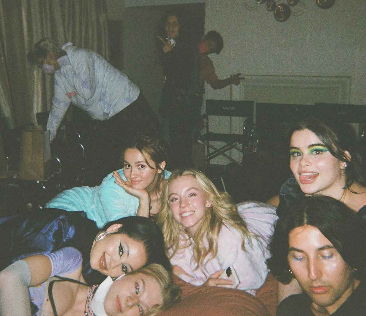 トム・ホランド、出てないのにゼンデイヤ主演『ユーフォリア』集合写真に“しれっといる”と話題に