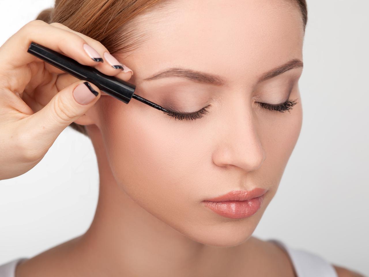 リキッドアイライナーがにじまない！1日中キープするプロの「ひと手間」とは