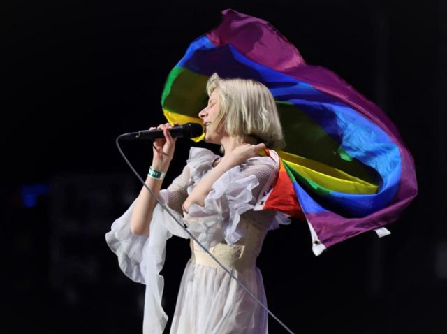 オーロラ、LGBTQIA+コミュニティの人々に不寛容な国でライブをすることの意義を語る