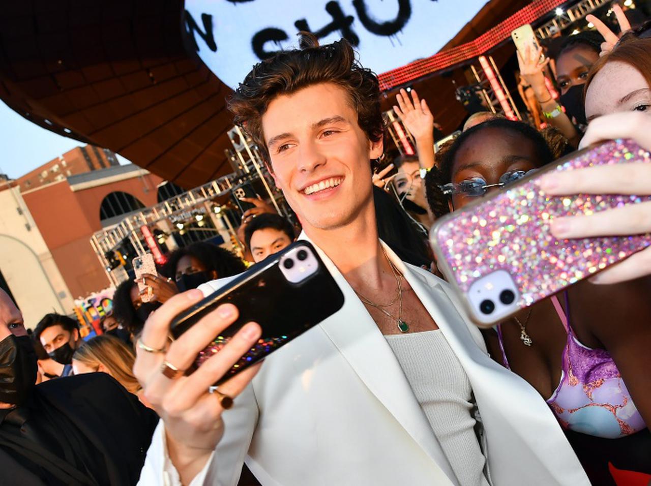 ショーン・メンデス、SNSとの付き合い方に「苦労」していることを告白