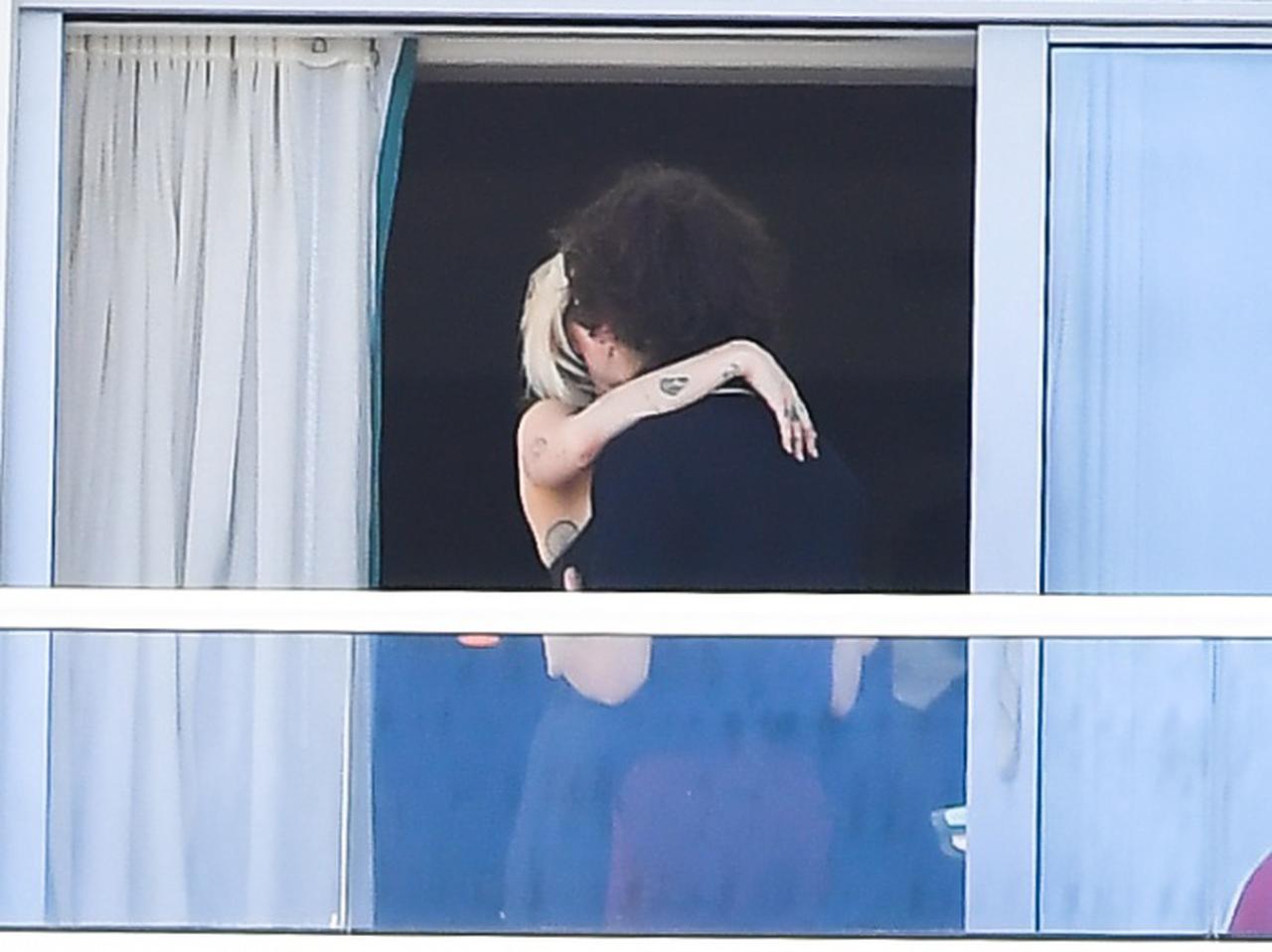 バルコニーで堂々とイチャイチャ！マイリー・サイラスの新恋人は年下のドラマーか