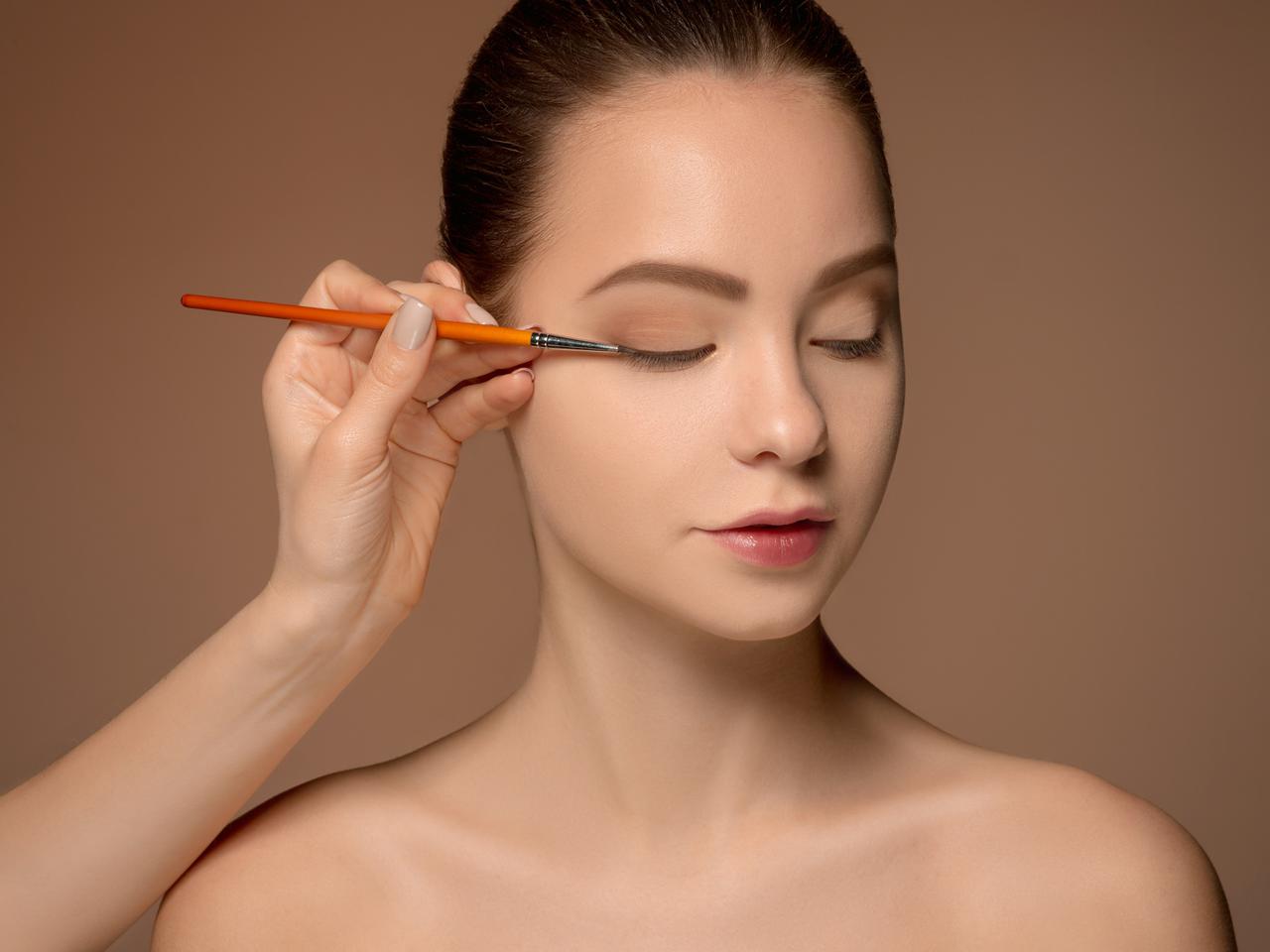 「リップライナー」で深みのある目元に！即こなれ顔になれるアイメイク術