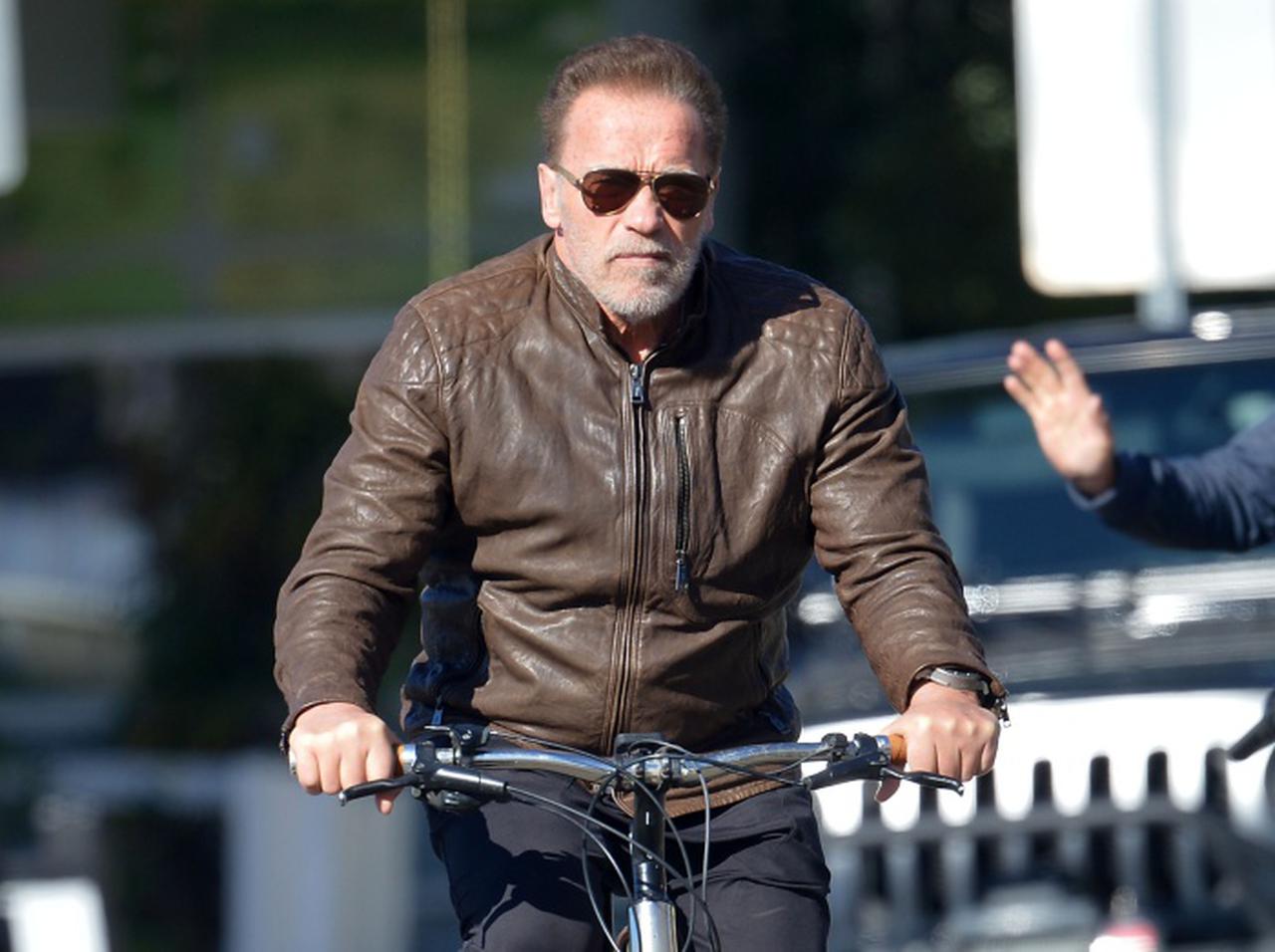 アーノルド・シュワルツェネッガー、大事故の翌日に自転車に乗って外出【写真アリ】