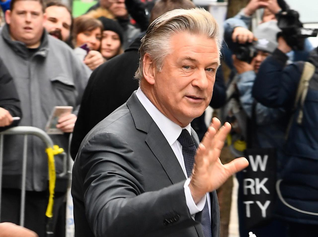 アレック・ボールドウィン、銃誤射事故の捜査で令状が出された携帯電話をいまだ提出していないことが明らかに