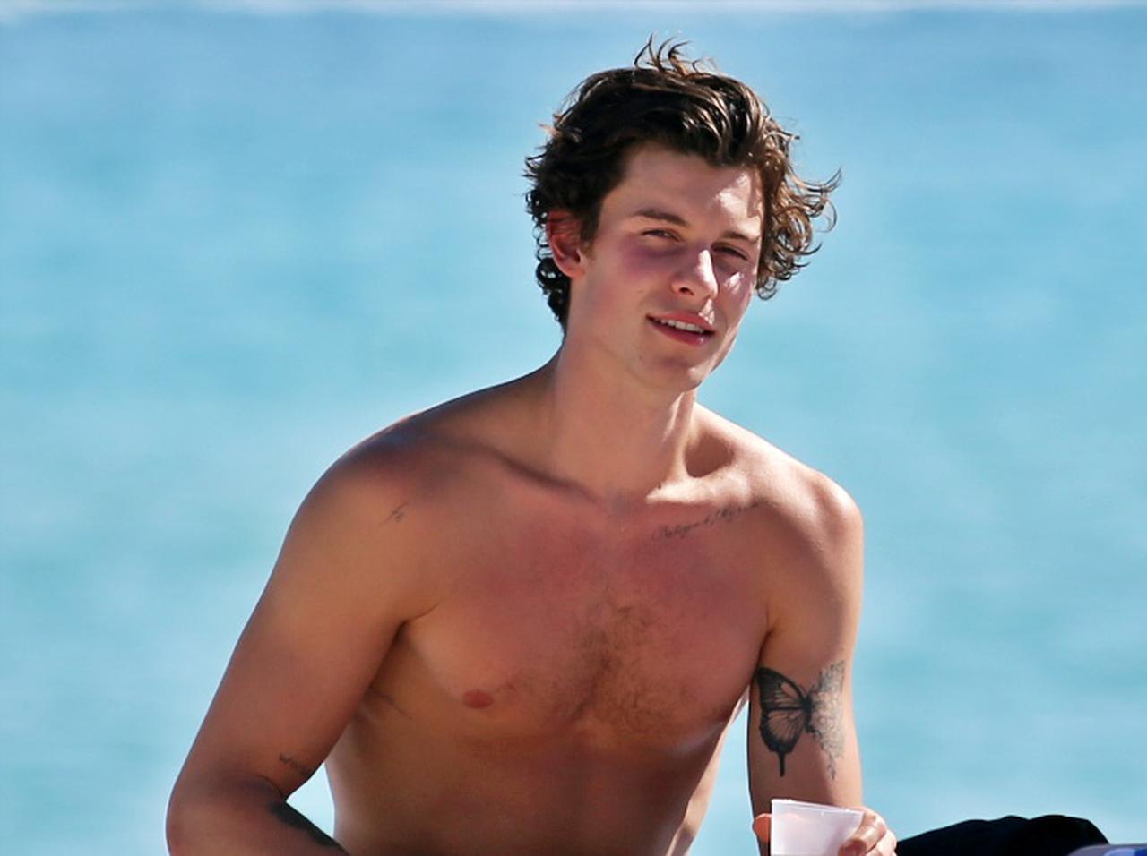 ショーン・メンデスがビーチでまったり、座禅を組んで「瞑想」にふける場面も【写真アリ】