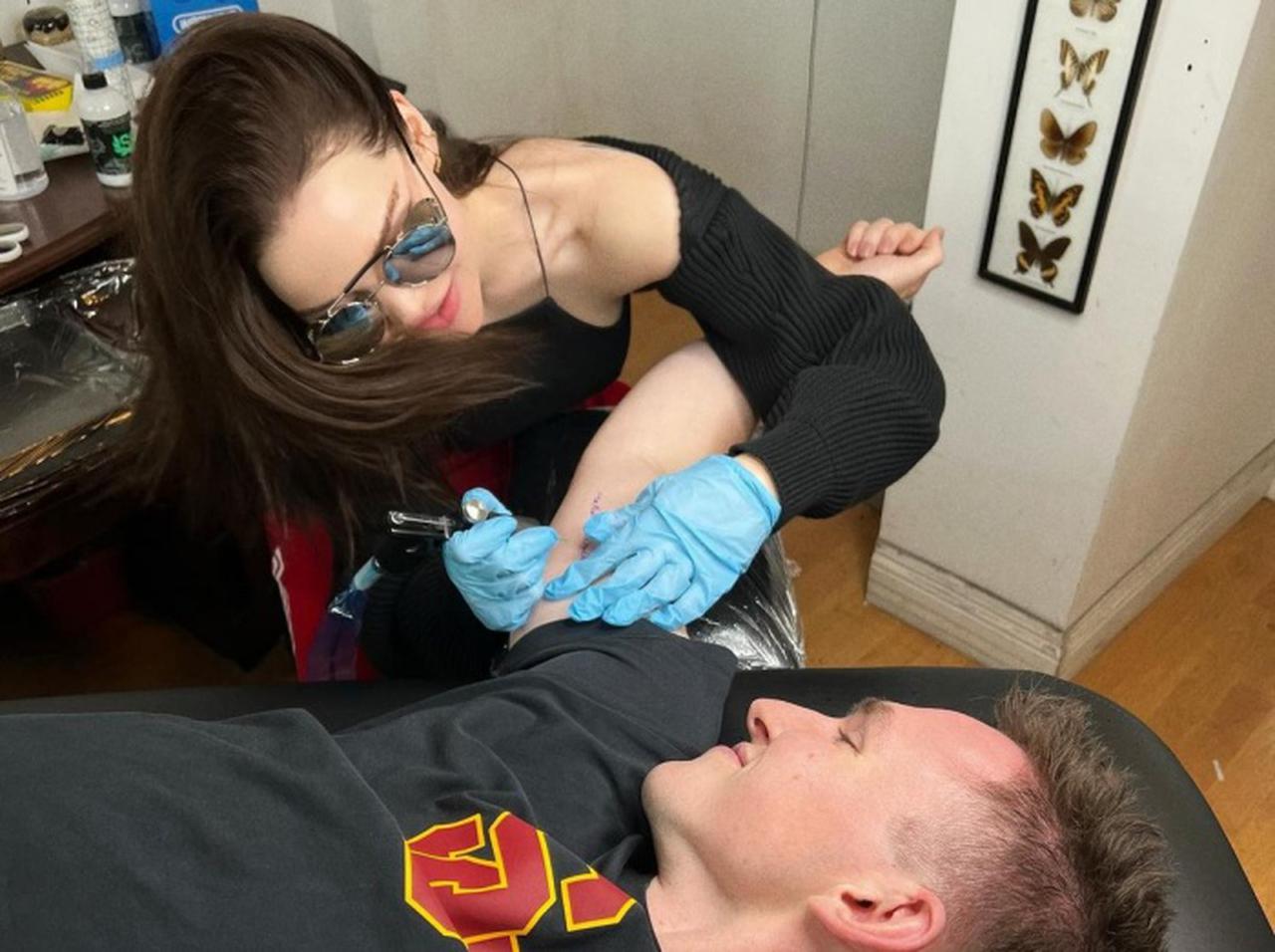 ダヴ・キャメロン、誕生日を記念して従兄弟に自らタトゥーを入れる