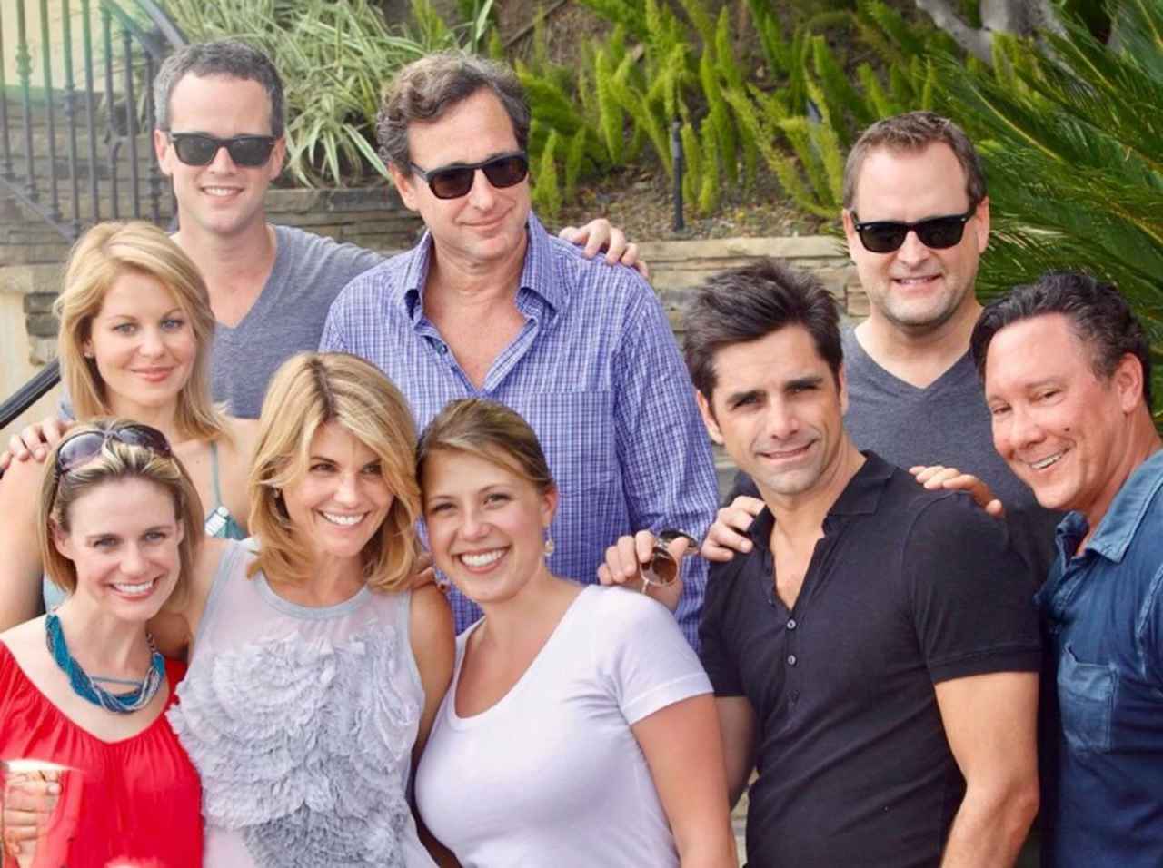 『フルハウス』キャスト、急死したダニー役のボブ・サゲットを連名で追悼「今は家族として悲しんでいます」