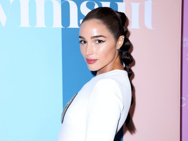 オリヴィア・カルポ、航空会社から「不適切な服装」を注意されるも納得いかず