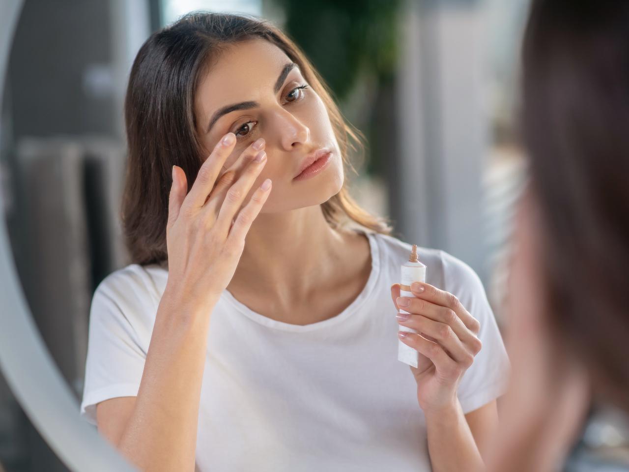 目が小さく見える原因はコンシーラー？クマ隠しの意外な落とし穴