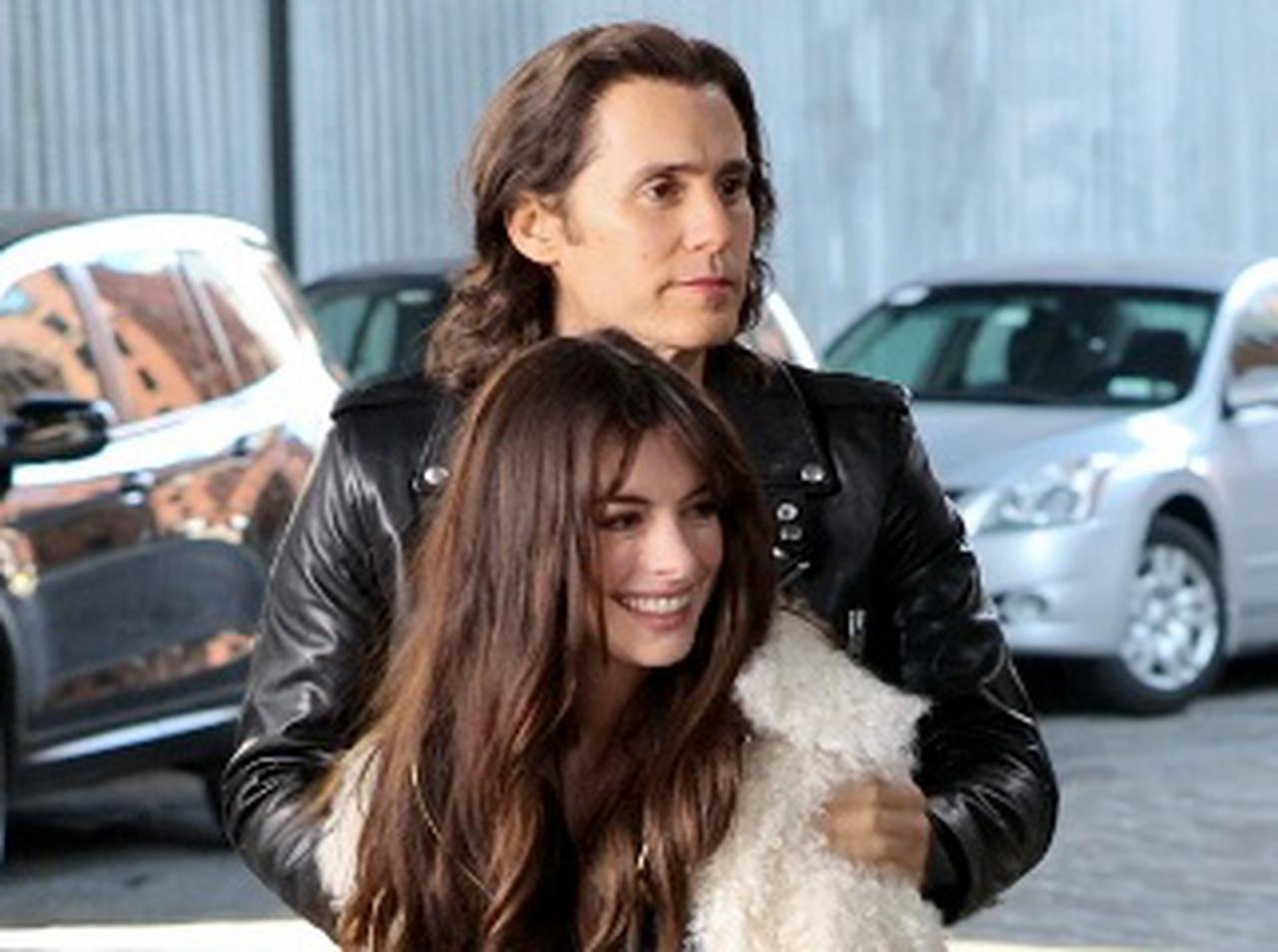 アン・ハサウェイの“パリピ夫婦”姿!その場所は…?