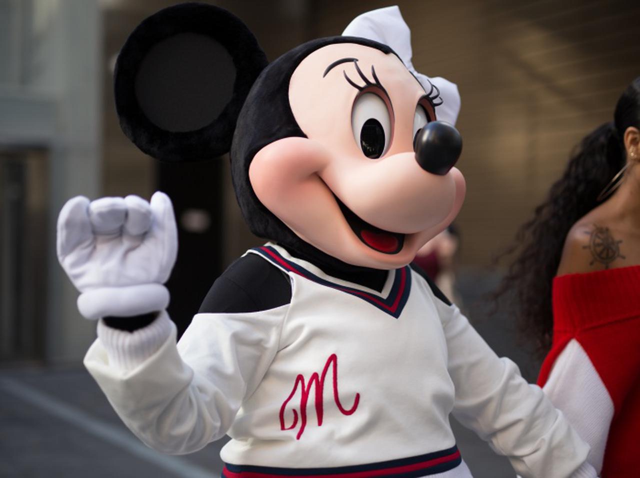 ミニーマウスが初めて「パンツスーツ」を着用、女性史月間に初登場予定