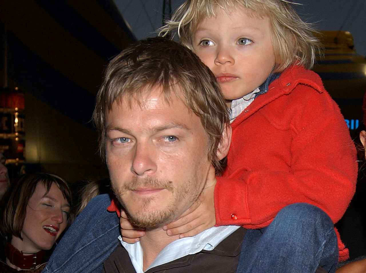 『ウォーキング・デッド』ノーマン・リーダスだって「父の顔」になる!キリっとした表情が…